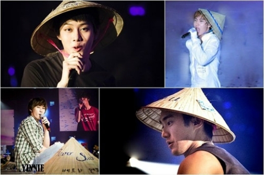 
	
	Các chàng trai nhóm Super Junior khiến fan Việt phát "cuồng" khi đội nón lá lên sân khấu biểu diễn.